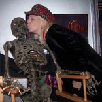 kissing skeletor sm